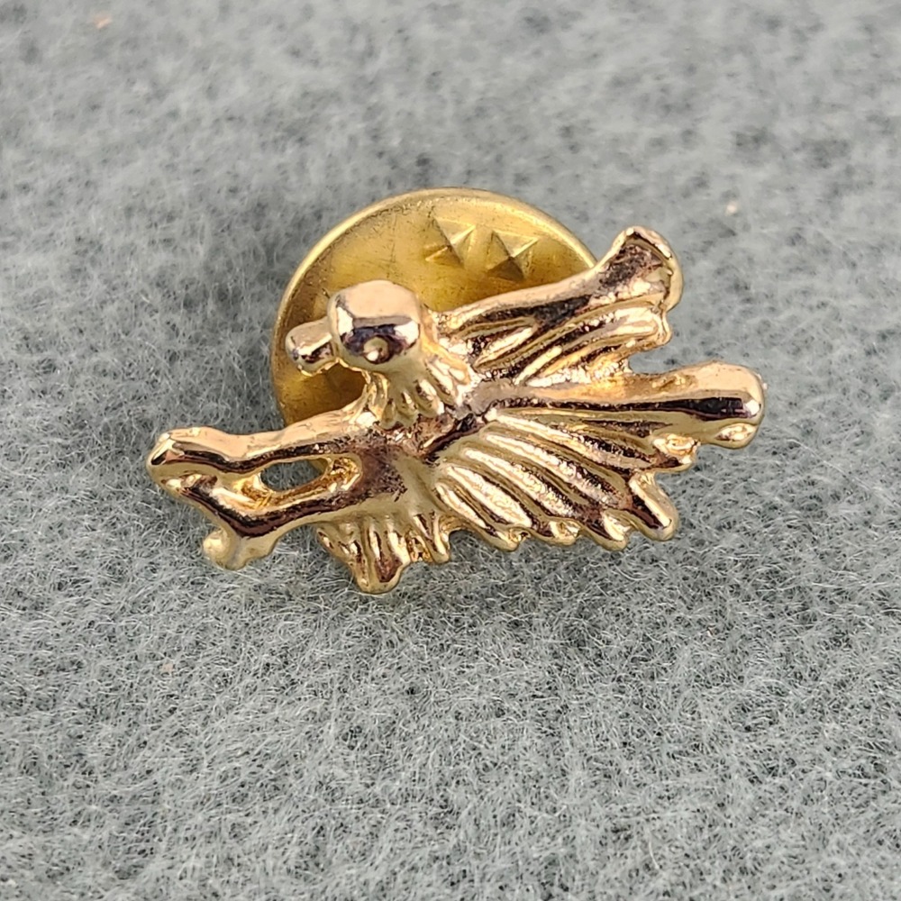 Vintage Eagle pin Eagle landing gold tone 7/8" tall pinback